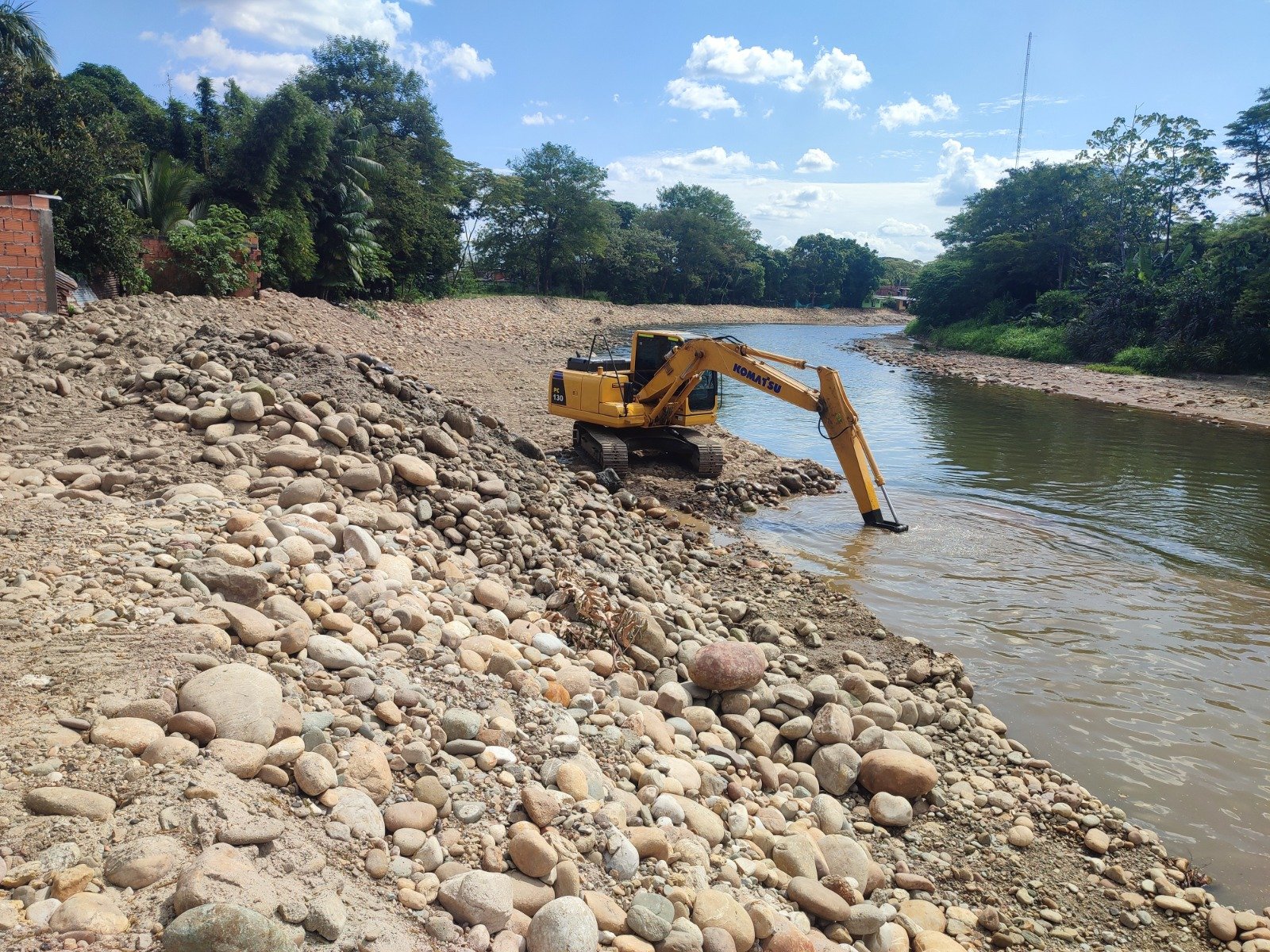 Reconformación de talud en cauce de río