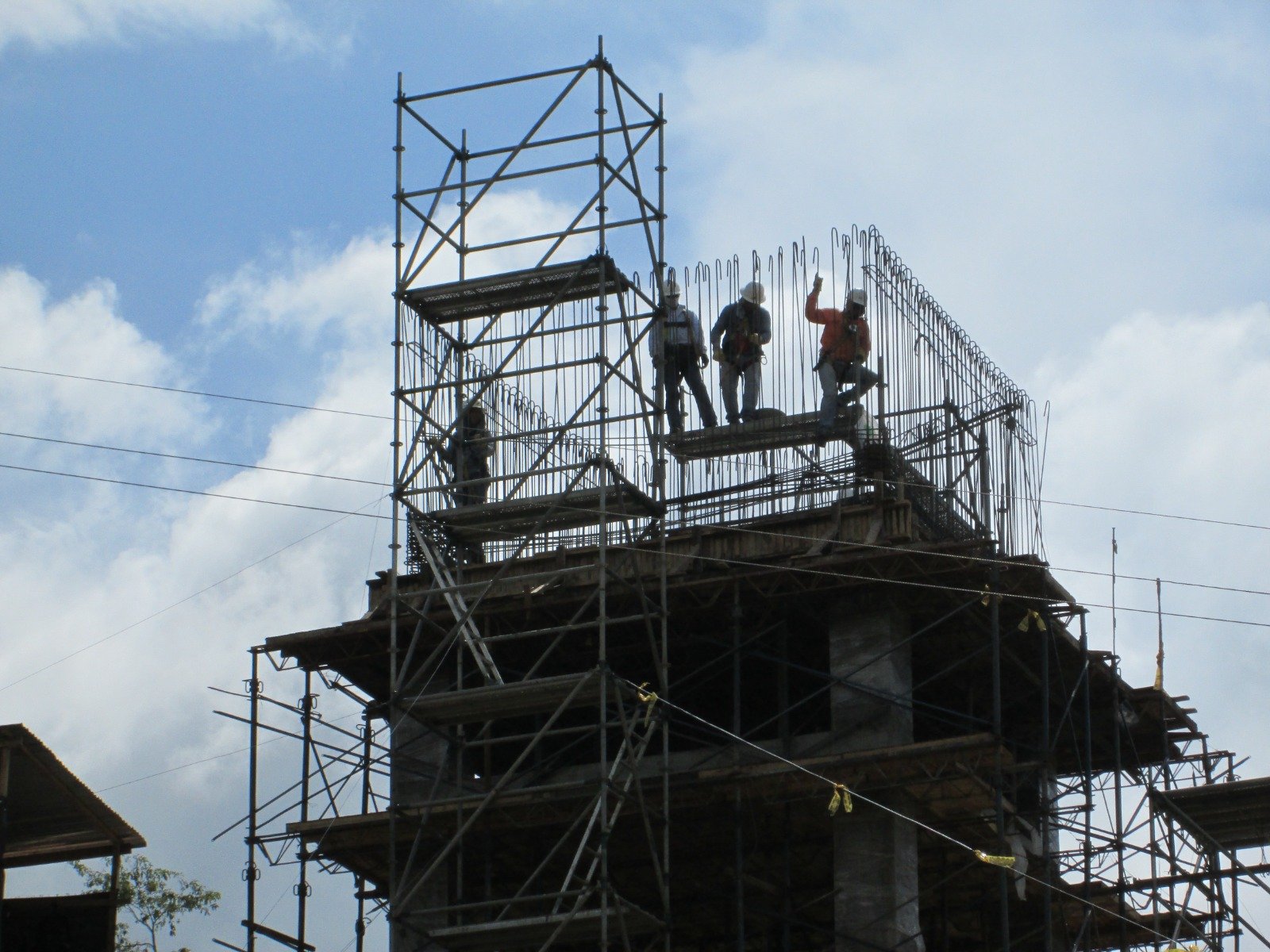 Equipo de Hb2 Ingeniería trabajando en altura